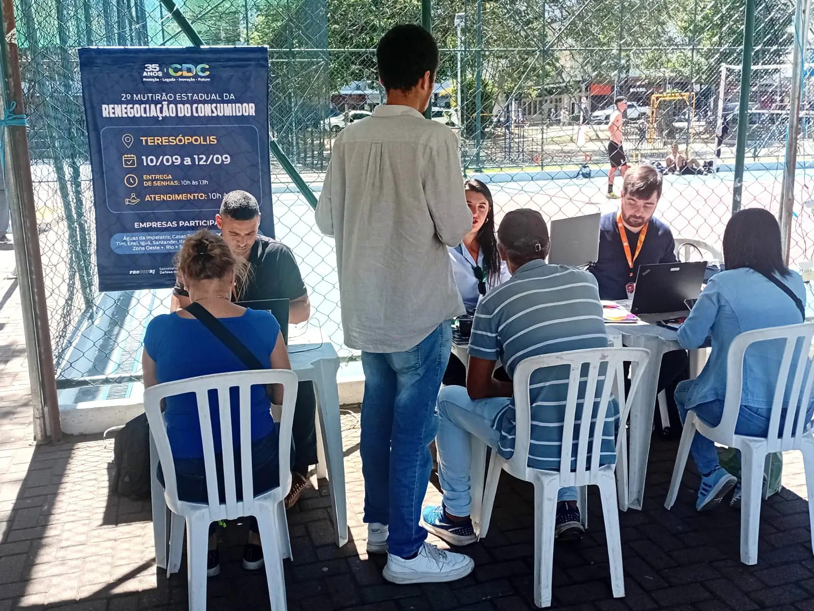 No momento, você está visualizando Secretário de Estado de Defesa do Consumidor vem a Teresópolis conferir o 2º dia do mutirão de renegociação de dívidas