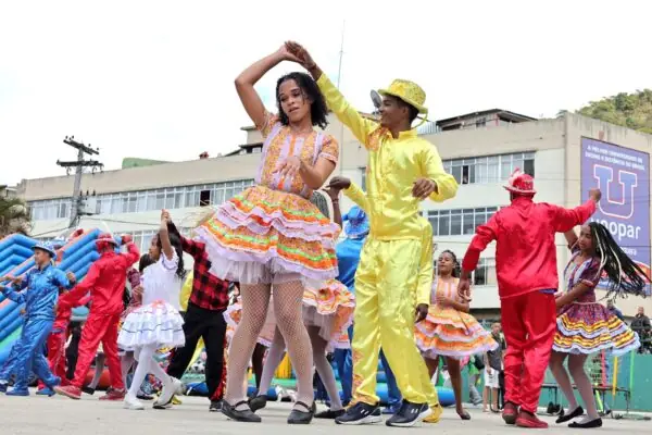 Leia mais sobre o artigo Explosão do Maitá em Teresópolis: Apresentação da quadrilha junina de Magé encanta o Domingo no Parque