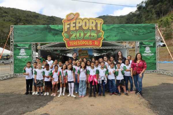 Leia mais sobre o artigo FEPORT 2025: visita de alunos da rede municipal e pocket shows na feira agro marcam o segundo dia de evento