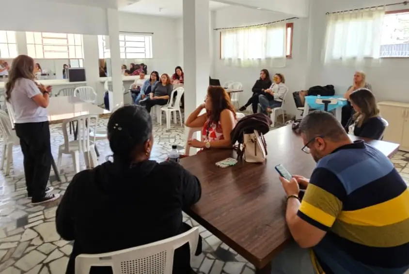 Leia mais sobre o artigo Educação permanente: Secretaria de Assistência Social capacita equipes sobre o Transtorno do Espectro Autista