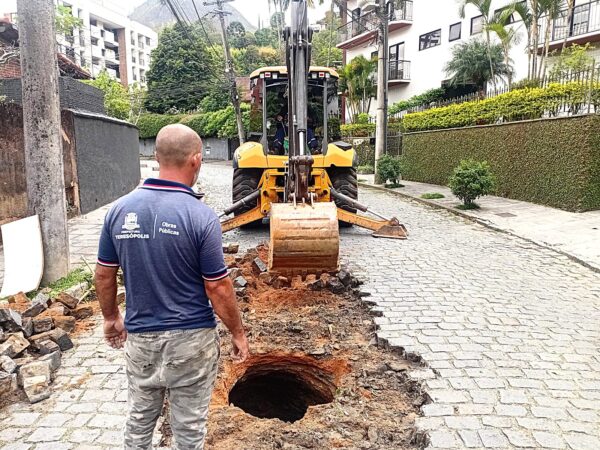 Leia mais sobre o artigo Prefeitura de Teresópolis faz reparos de galerias pluviais e manutenção de praças