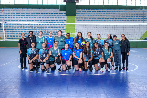 Leia mais sobre o artigo Torneio Outubro Rosa de Vôlei 4×4 movimenta o Ginásio Pedrão