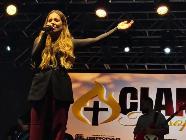 Leia mais sobre o artigo Clama Teresópolis reúne milhares de pessoas em noite de fé, música e emoção no Pedrão