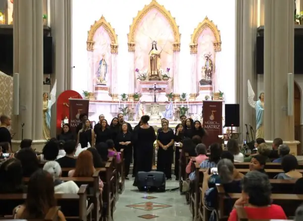 Leia mais sobre o artigo Harmonia do Grupo Vocal Chosen Voices arranca aplausos do público no Música na Matriz