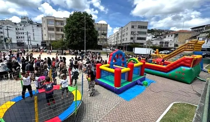 Leia mais sobre o artigo Encontro de Corais, intervenções artísticas, Feira de Artesanato no interior e Domingo no Parque no fim de semana em Teresópolis