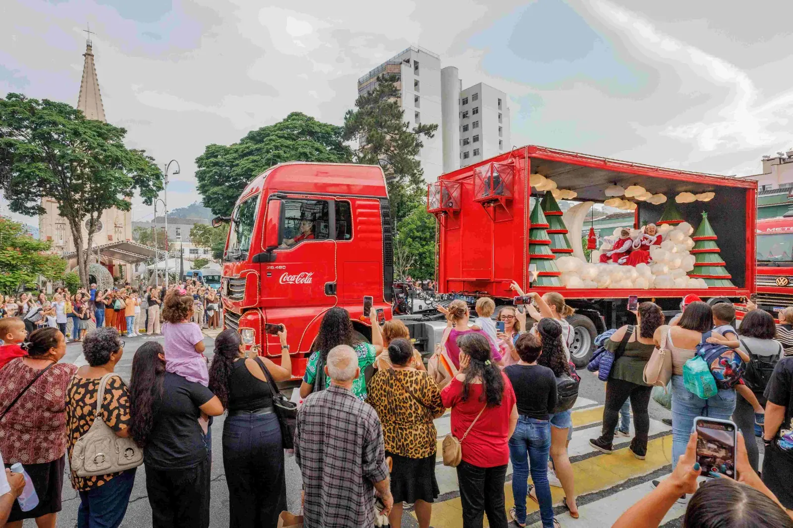 Leia mais sobre o artigo Natal Iluminado 2025: Caravana da Coca-Cola passa hoje por Teresópolis