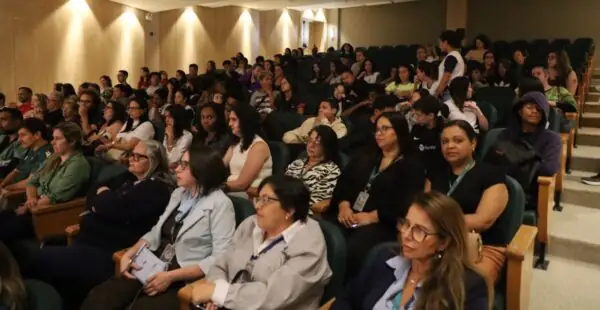 Leia mais sobre o artigo Alunos da Rede Municipal assistem à 1ª exibição do ‘Rio de Clarice’, filme inspirado em contos de Clarice Lispector gravado em Teresópolis