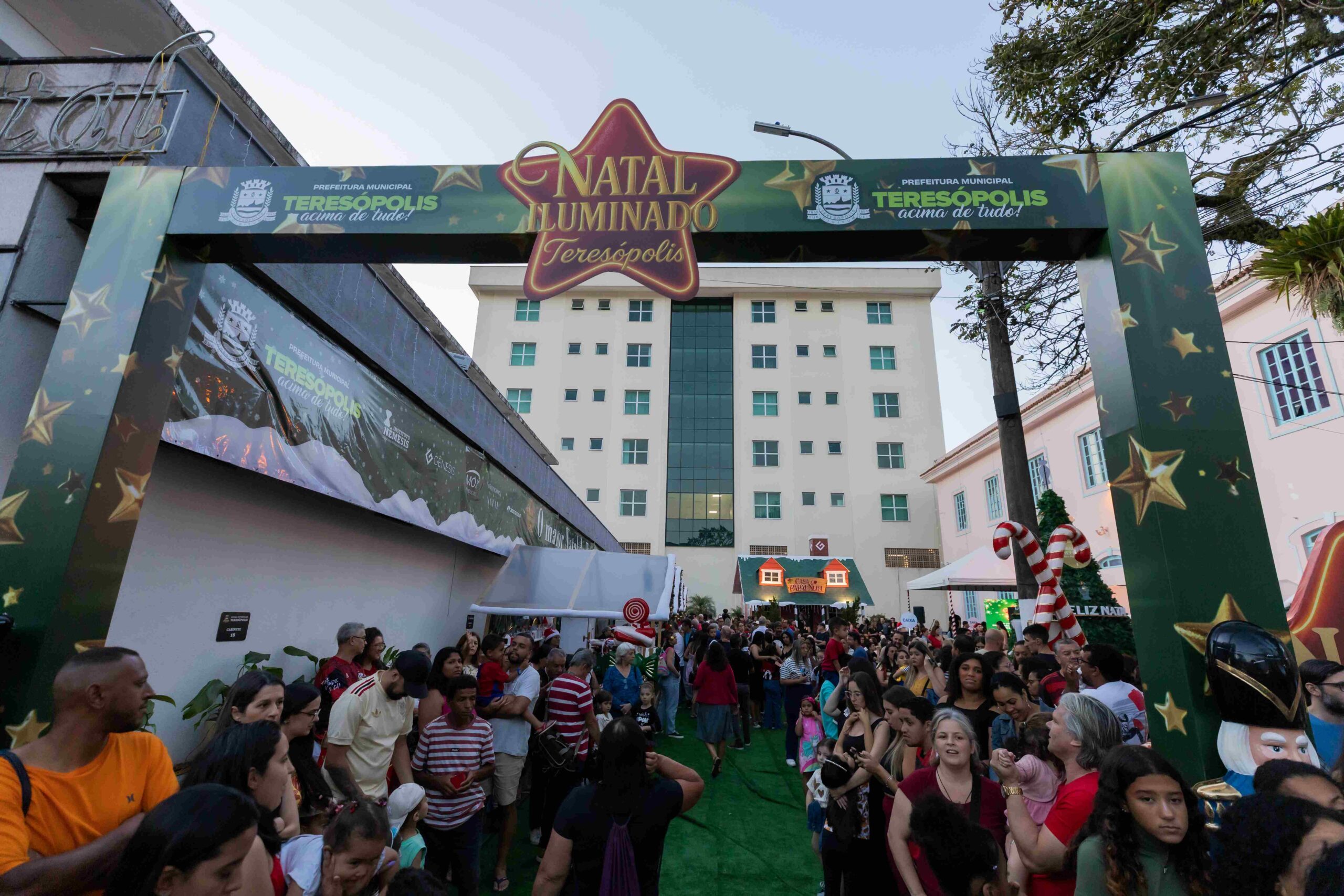 No momento, você está visualizando ‘Natal Iluminado’ 2025: Público celebra a chegada do Bom Velhinho  e a abertura da Vila do Papai Noel em Teresópolis