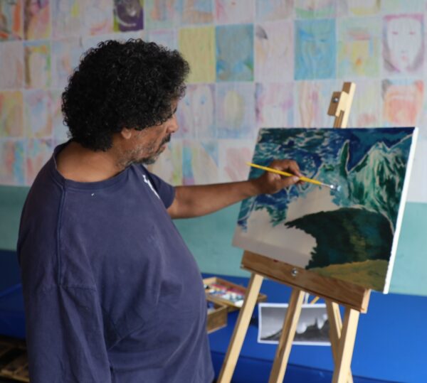 Leia mais sobre o artigo Renascido através da Arte: artista plástico atendido pelo CREAS inaugura exposição no Centro Administrativo Municipal