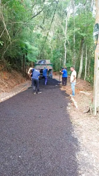 Leia mais sobre o artigo Prefeitura de Teresópolis asfalta rua no Parque do Imbuí