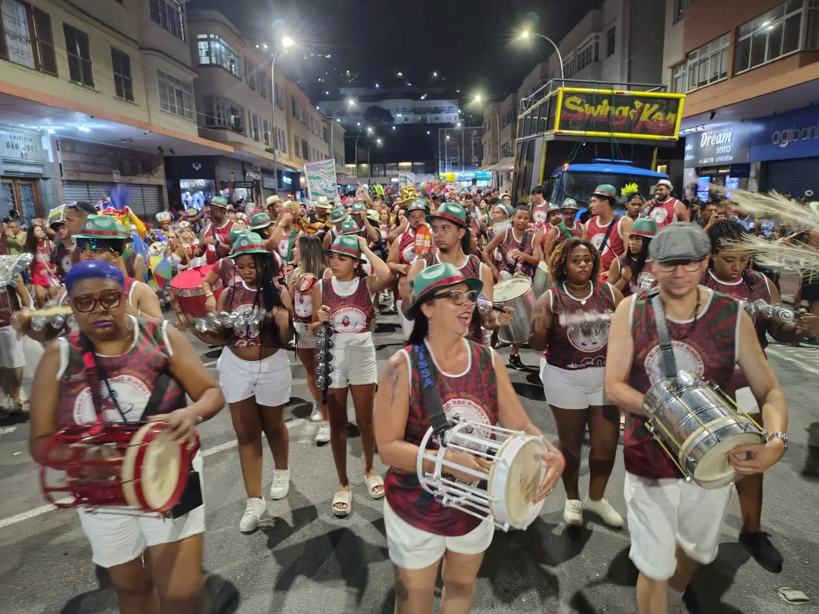 No momento, você está visualizando Teresópolis abre o Carnaval da Gente 2026 com explosão de alegria, blocos animados e shows na Praça Olímpica