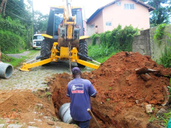 Leia mais sobre o artigo Prefeitura de Teresópolis percorre os bairros com tapa-buracos e reparos na iluminação pública e de galerias pluviais