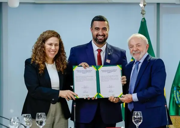 Leia mais sobre o artigo Presidente Lula e Prefeito Leonardo Vasconcellos oficializam cessão de terreno na Quinta Lebrão para regularização fundiária