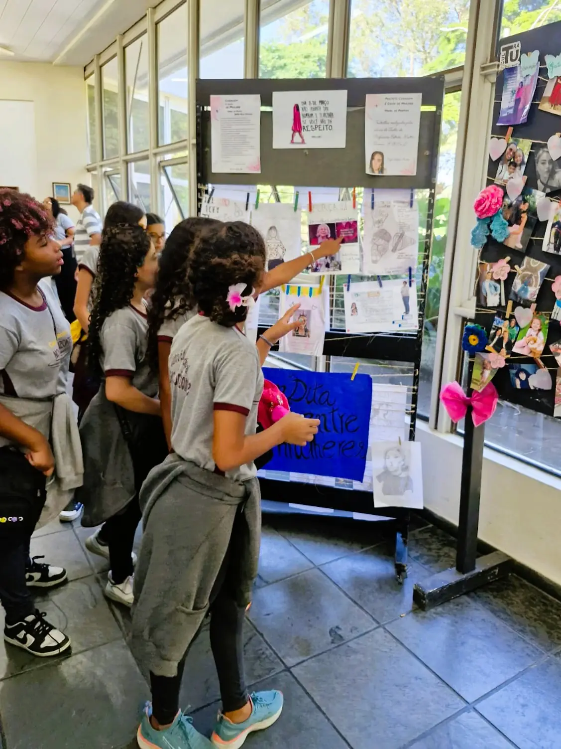 No momento, você está visualizando Alunos visitam exposição e participam de vivências teatrais na Casa de Cultura de Teresópolis