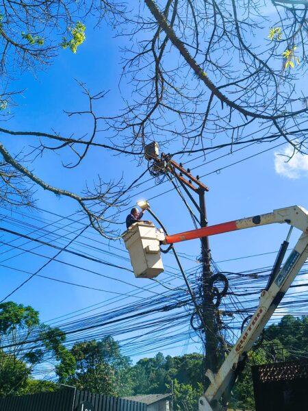 Leia mais sobre o artigo Prefeitura de Teresópolis realiza tapa-buracos e manutenção de iluminação pública pelos bairros