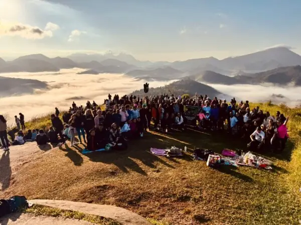 Leia mais sobre o artigo Trilha com Elas reúne mais de 300 pessoas ao nascer do sol em Teresópolis