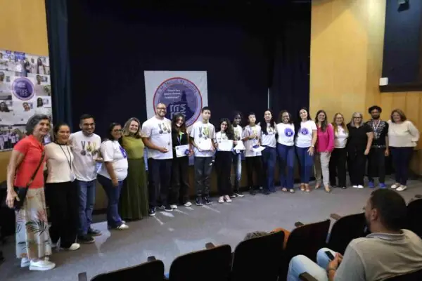 Leia mais sobre o artigo Alunos da Escola Manoel Medeiros premiados na Olimpíada de Matemática do Tesouro Nacional recebem medalhas em dia de festa, orgulho e inspiração