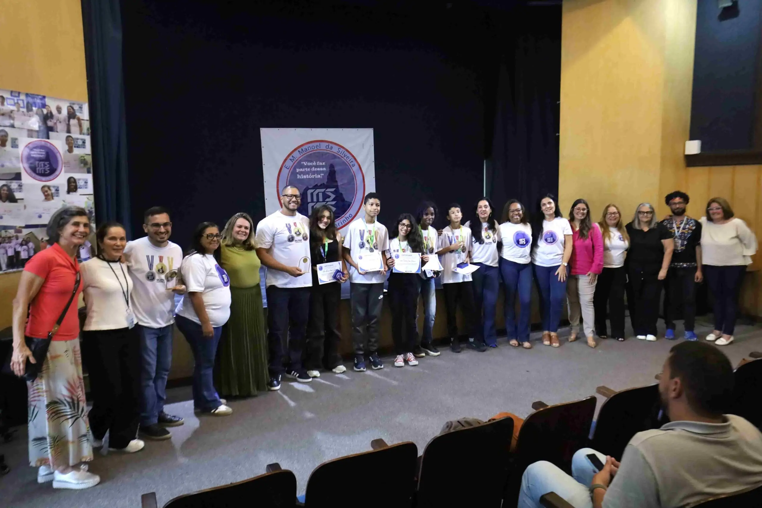 No momento, você está visualizando Alunos da Escola Manoel Medeiros premiados na Olimpíada de Matemática do Tesouro Nacional recebem medalhas em dia de festa, orgulho e inspiração