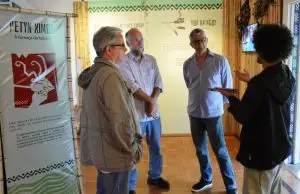 Secretário de Cultura de Teresópolis, Márcio de Paula, e assessores com Ricardo Tammela e Cláudio Partes, diretor e curador da exposição sobre os índios Guarani-Mbyá, em Petrópolis