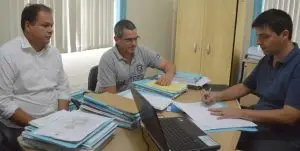 Raphael Teixeira, secretário de Agricultura, oficializa o recebimento dos 300 pranchões de eucalipto com representantes da Viação 19 de Janeiro