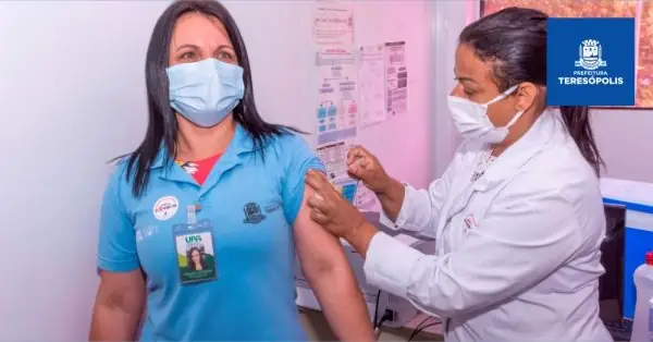 Leia mais sobre o artigo Teresópolis vacina 290 profissionais de saúde e idosos de instituições de longa permanência contra a Covid-19