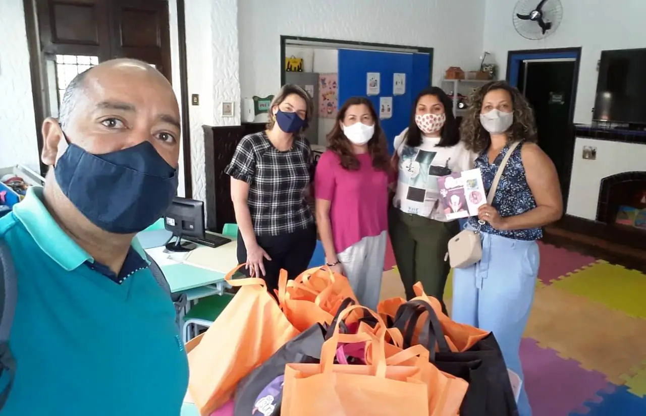 No momento, você está visualizando Escolas municipais recebem livro produzido com recursos da Lei Aldir Blanc