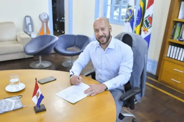 Leia mais sobre o artigo Prefeito Vinicius Claussen assina decreto que efetiva reestruturação salarial dos servidores municipais