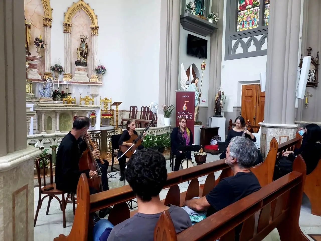 No momento, você está visualizando Música na Matriz: Público se encanta com o concerto do Conjunto Música Antiga da UFF