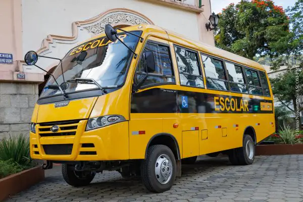 Leia mais sobre o artigo Teresópolis recebe primeiro ônibus 4×4 para atender alunos do interior
