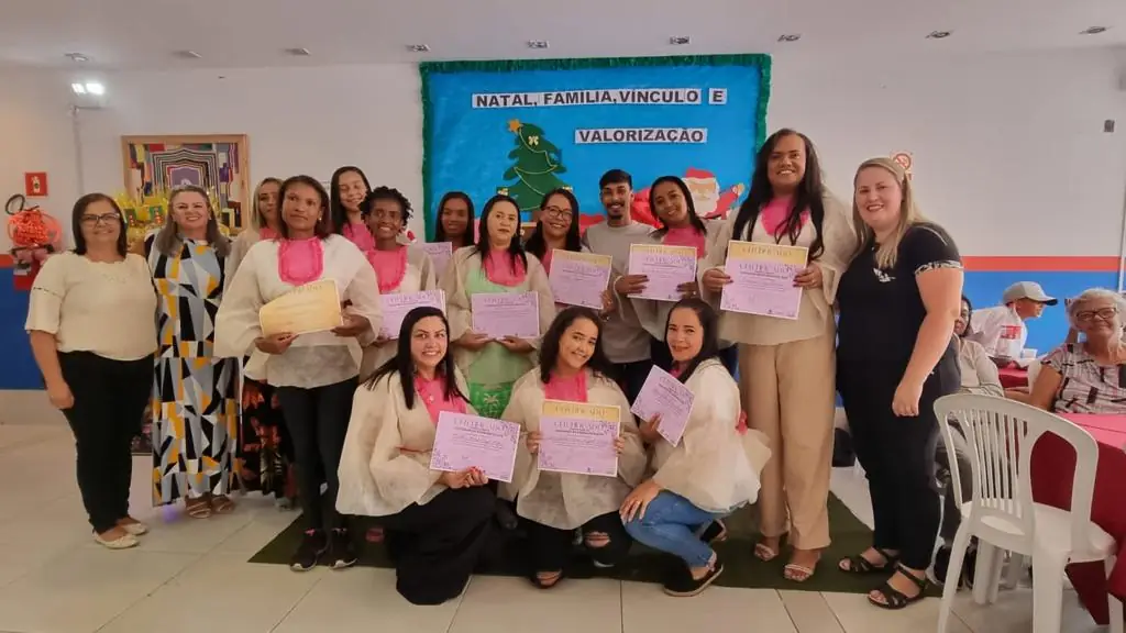 Leia mais sobre o artigo Fortalecimento de dons: CRAS Bonsucesso realiza formatura de alunos dos cursos de Design de Sobrancelhas e Maquiagem