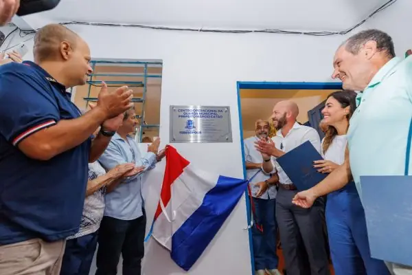 Leia mais sobre o artigo Prefeito Vinicius Claussen e familiares participam de cerimônia de nomeação do Centro Operacional da Guarda Municipal Prefeito Márcio Catão