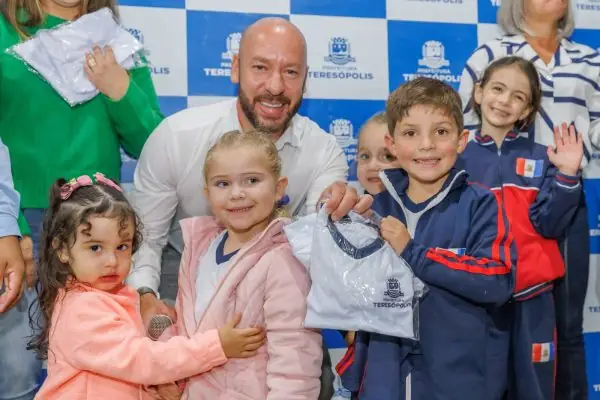 Leia mais sobre o artigo Prefeito Vinicius Claussen reinaugura Escola Municipal N. Srª. Aparecida reformada e agora em tempo integral