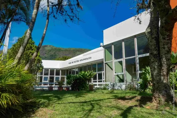 Leia mais sobre o artigo Casa de Cultura Adolpho Bloch, em Teresópolis,  recebe exposição fotográfica Marear e as projeções Abismos e Monstros