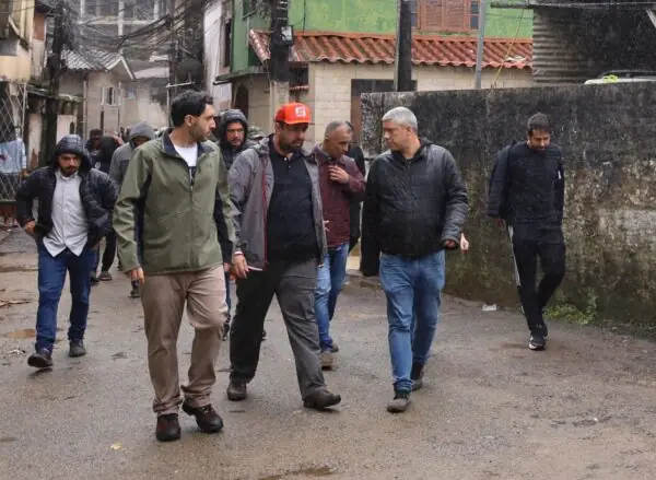 Leia mais sobre o artigo Prefeito de Teresópolis, Leonardo Vasconcellos, coordena ações de acolhimento, sociais e de saúde na Ilha do Caxangá