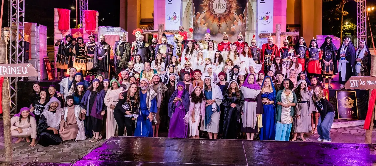 Leia mais sobre o artigo Via Sacra 2025: Espetáculo emociona o público ao retratar a vida, paixão, morte e ressurreição de Jesus Cristo
