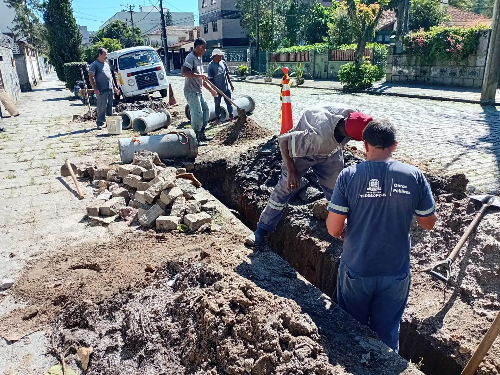 Leia mais sobre o artigo Prefeitura de Teresópolis constrói galeria pluvial no Alto e troca ralos na Reta