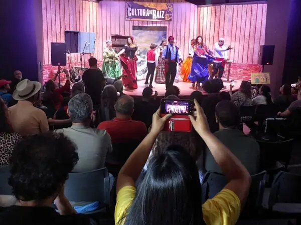 Leia mais sobre o artigo Cultura de Raiz: Artistas populares homenageiam as mães e os povos ciganos com música, poesia, teatro e dança em Teresópolis