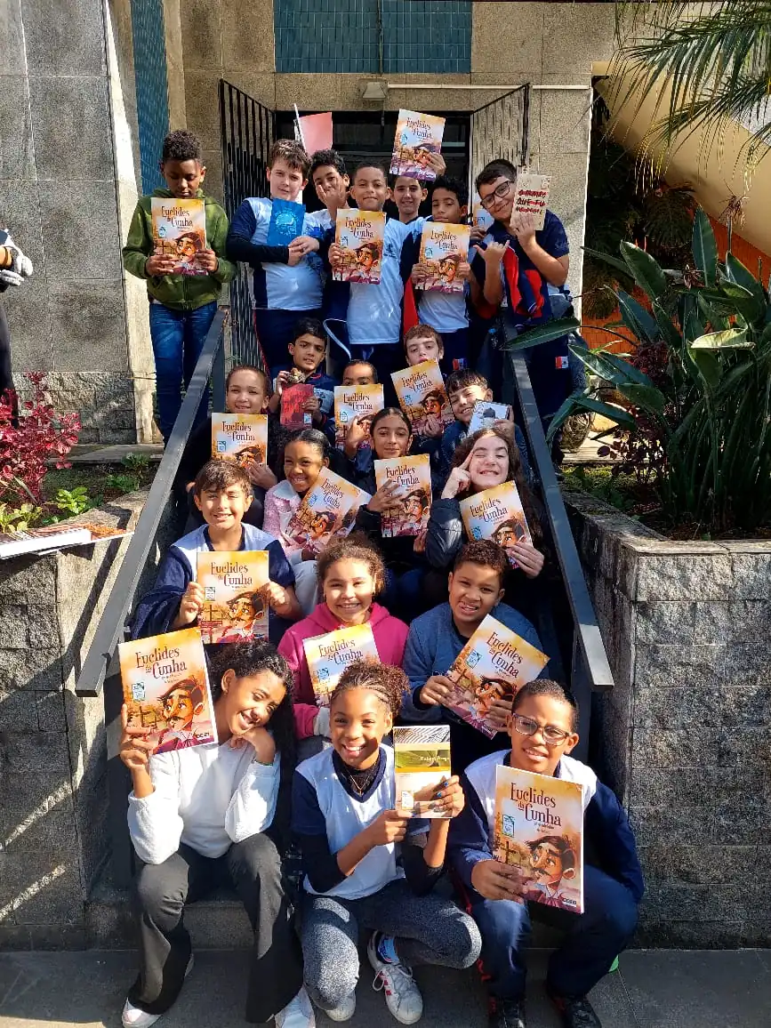 Leia mais sobre o artigo Alunos da Escola Municipal Antônio Santiago vivenciam um dia especial na Biblioteca Paulo Capamena