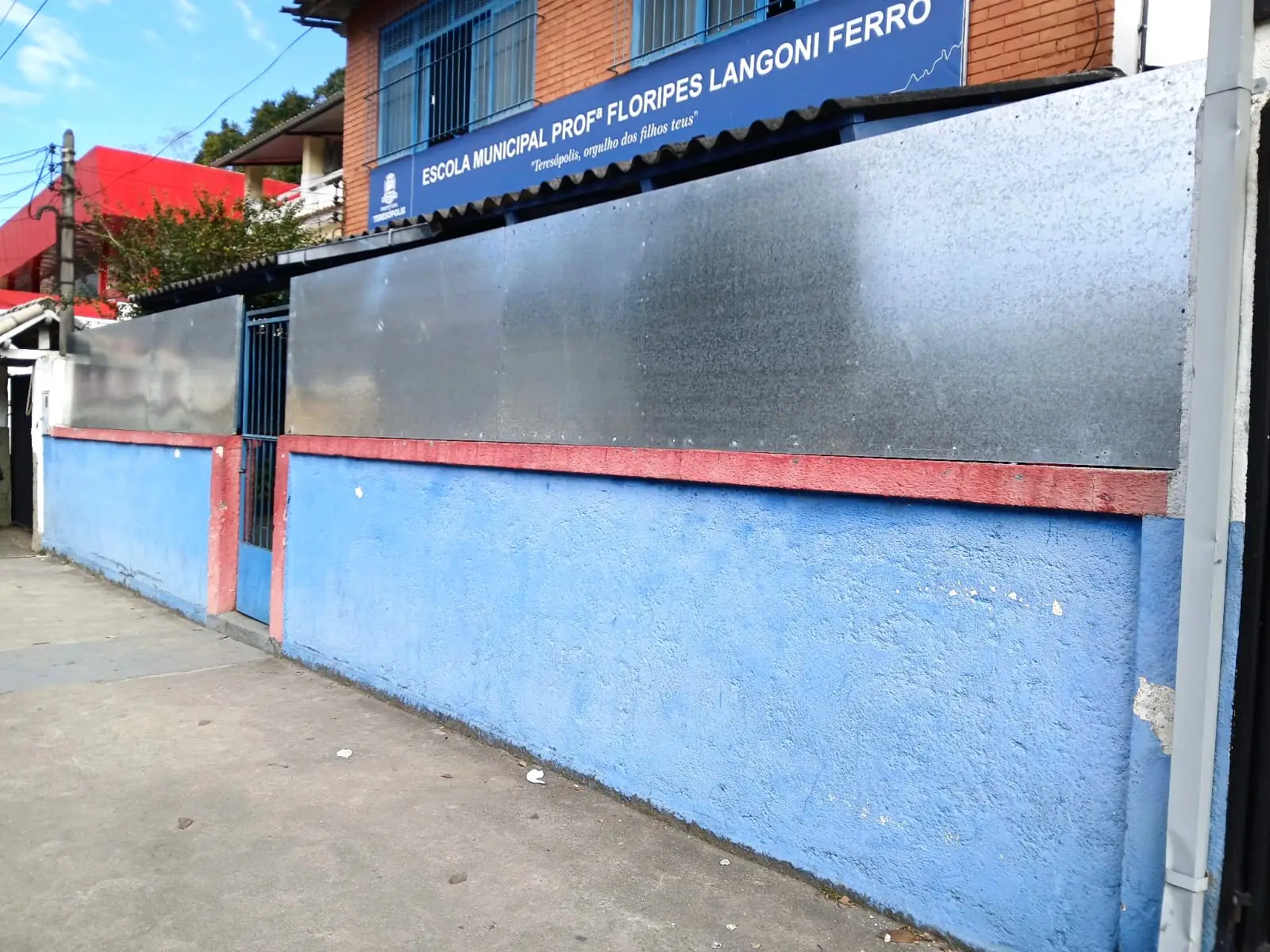 No momento, você está visualizando Prefeitura de Teresópolis faz manutenção de ruas no Parque Ermitage e de prédios públicos