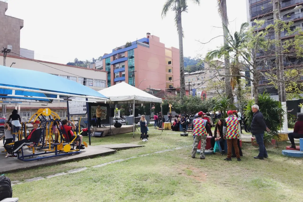 No momento, você está visualizando Teresópolis 134 anos: Artistas populares comemoram o Aniversário da Cidade em praça pública com o projeto Cultura de Raiz