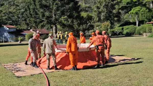 Leia mais sobre o artigo Bombeiros e Defesa Civil atuam em incêndio florestal no Jardim Serrano após queda de balão