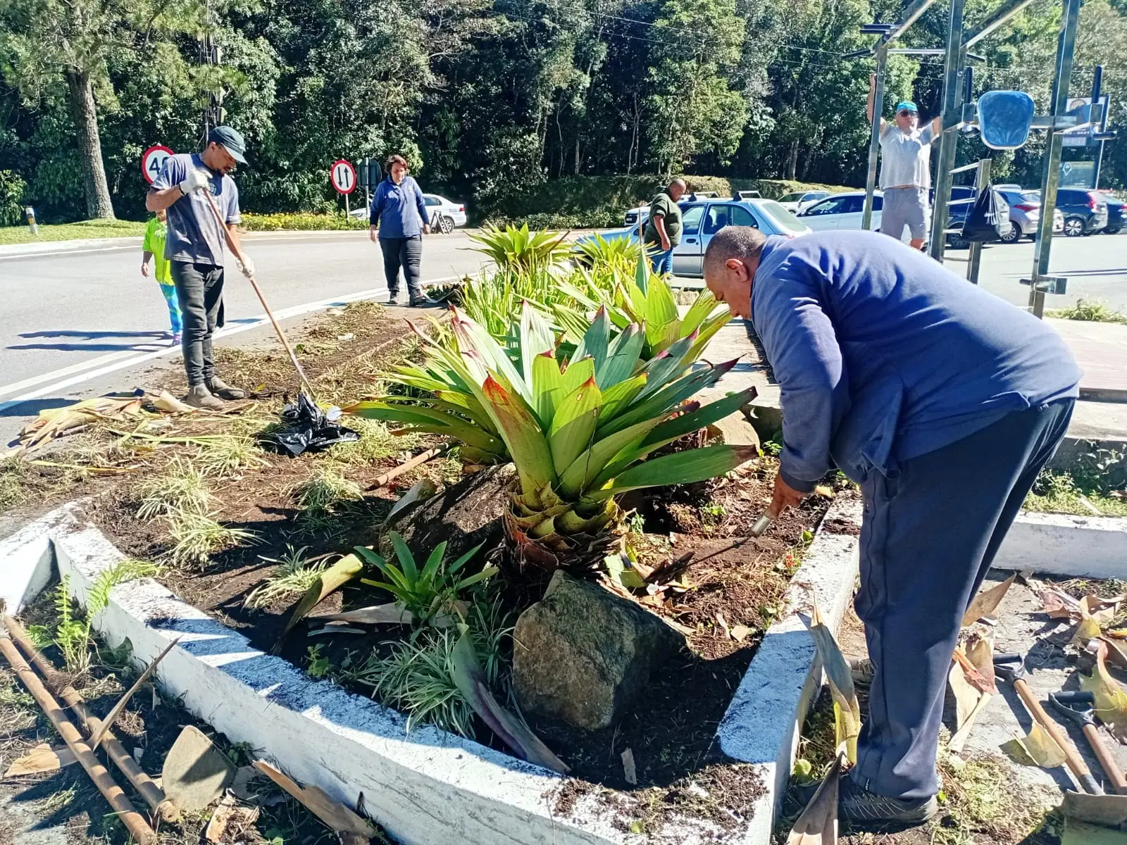 Leia mais sobre o artigo Ruas e praças recebem ações diárias de manutenção da Prefeitura de Teresópolis