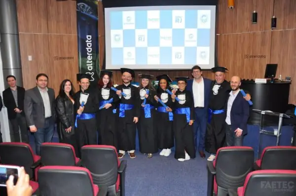 Leia mais sobre o artigo Faetec Teresópolis realiza a formatura de 215 alunos de 11 cursos de qualificação profissional