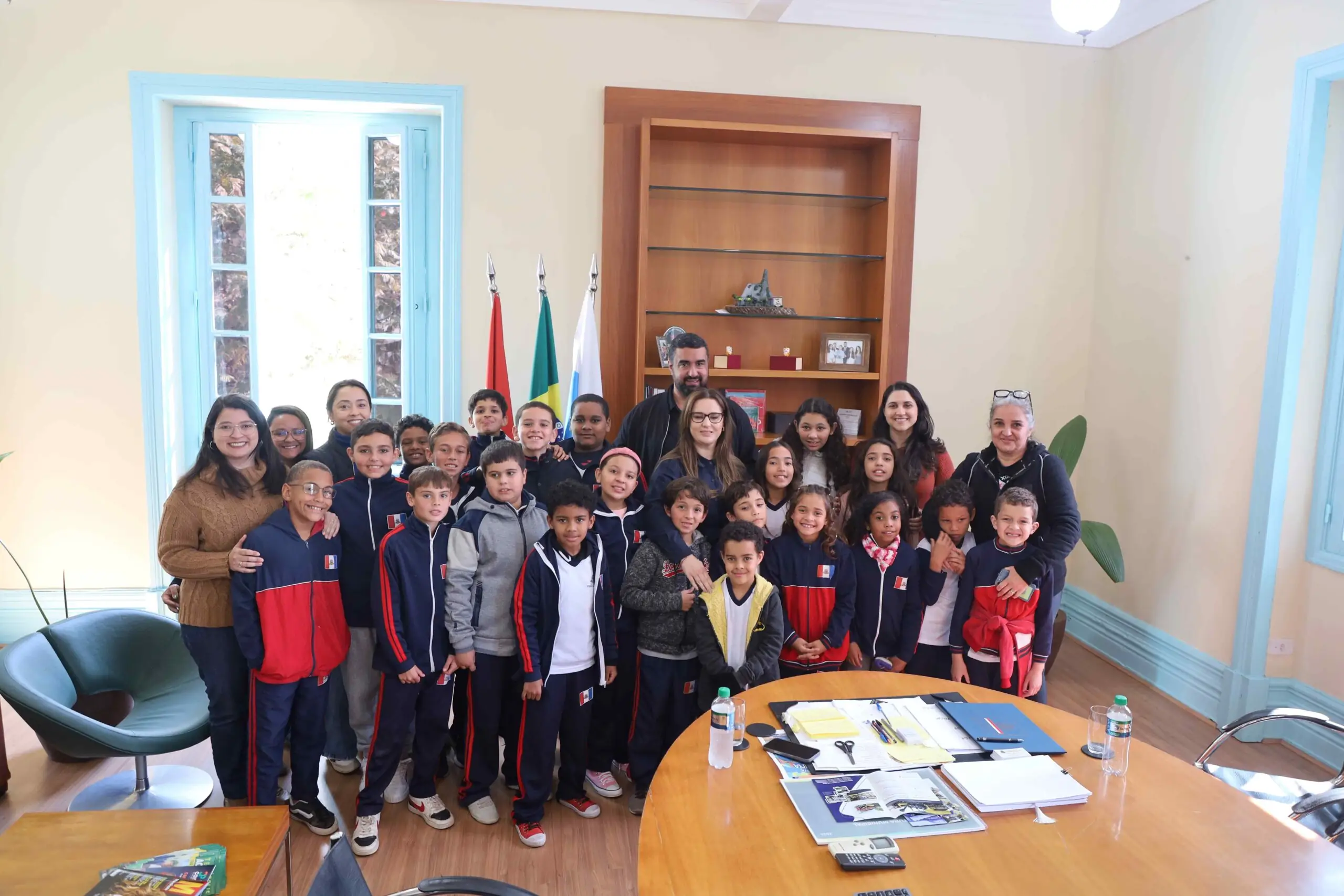 Leia mais sobre o artigo Alunos da Escola Municipal Maria Mendes, no Cruzeiro, visitam a Prefeitura