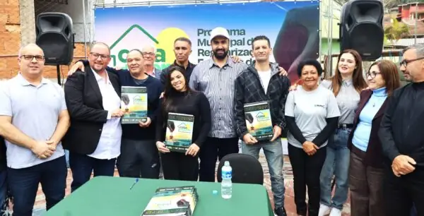 Leia mais sobre o artigo Casa da Gente: Prefeito Leonardo Vasconcellos entrega escrituras a moradores e anuncia a construção de posto de saúde no Caleme