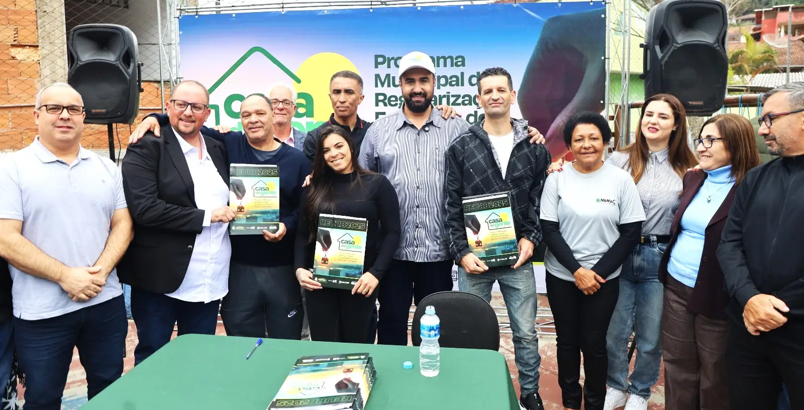 Leia mais sobre o artigo Casa da Gente: Prefeito Leonardo Vasconcellos entrega escrituras a moradores e anuncia a construção de posto de saúde no Caleme