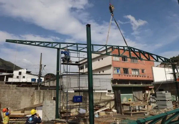 Leia mais sobre o artigo Colocação do telhado marca nova etapa da obra do ginásio da Escola Municipal Acliméa