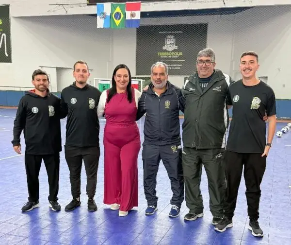 Leia mais sobre o artigo Aula prática do primeiro curso Licença PRO de Futsal do Brasil e da América do Sul é realizada no Ginásio Pedrão