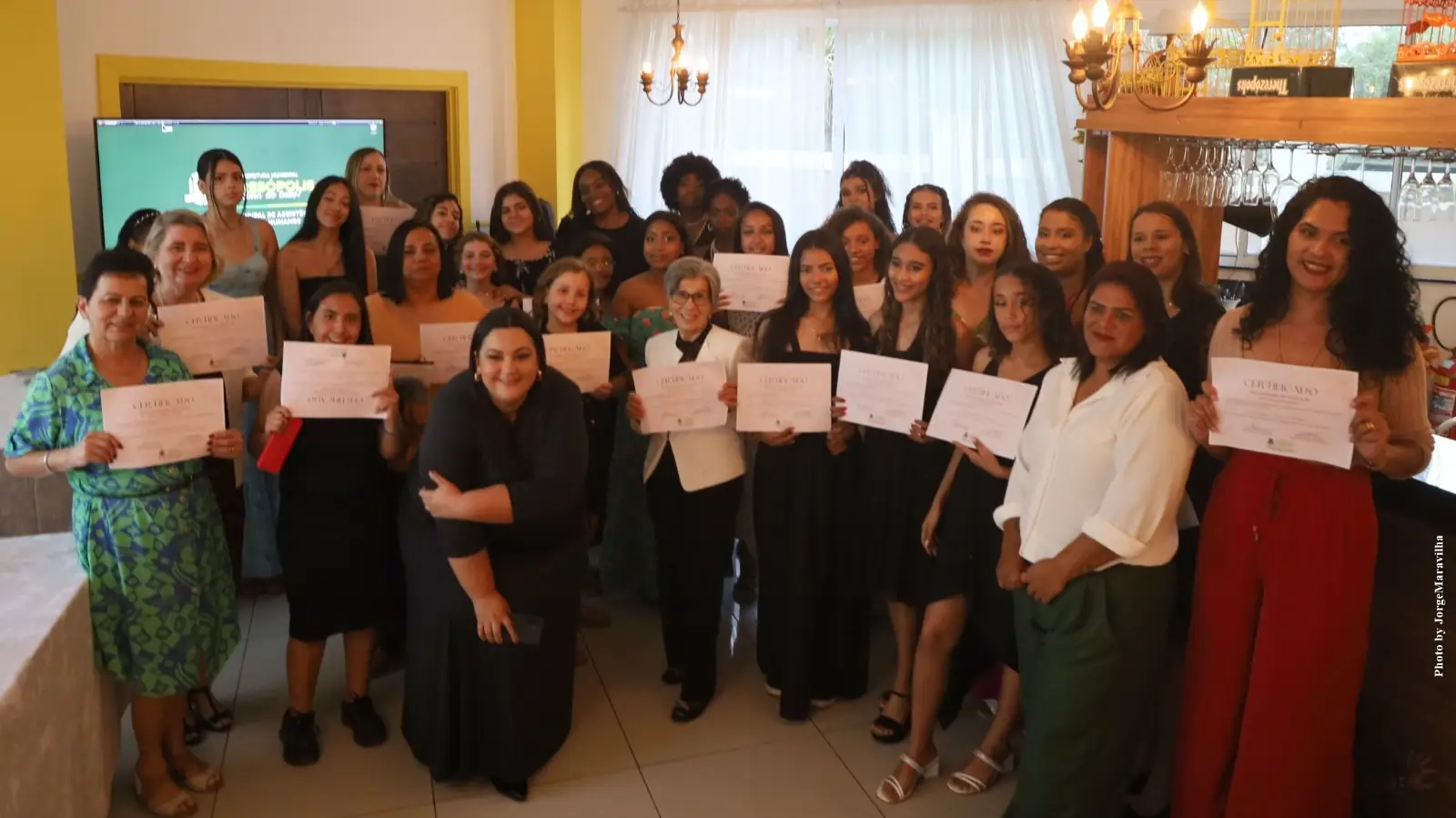 Leia mais sobre o artigo Alunas celebram conclusão da oficina de automaquiagem dos CRAS