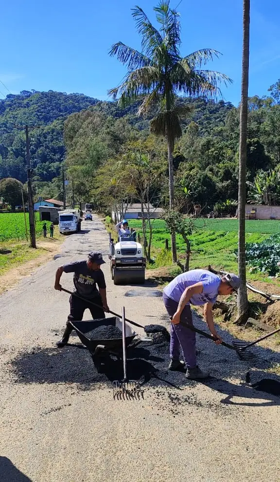 Leia mais sobre o artigo Zona rural forte e bem cuidada: Agricultura intensifica serviços de conservação em bairros do interior